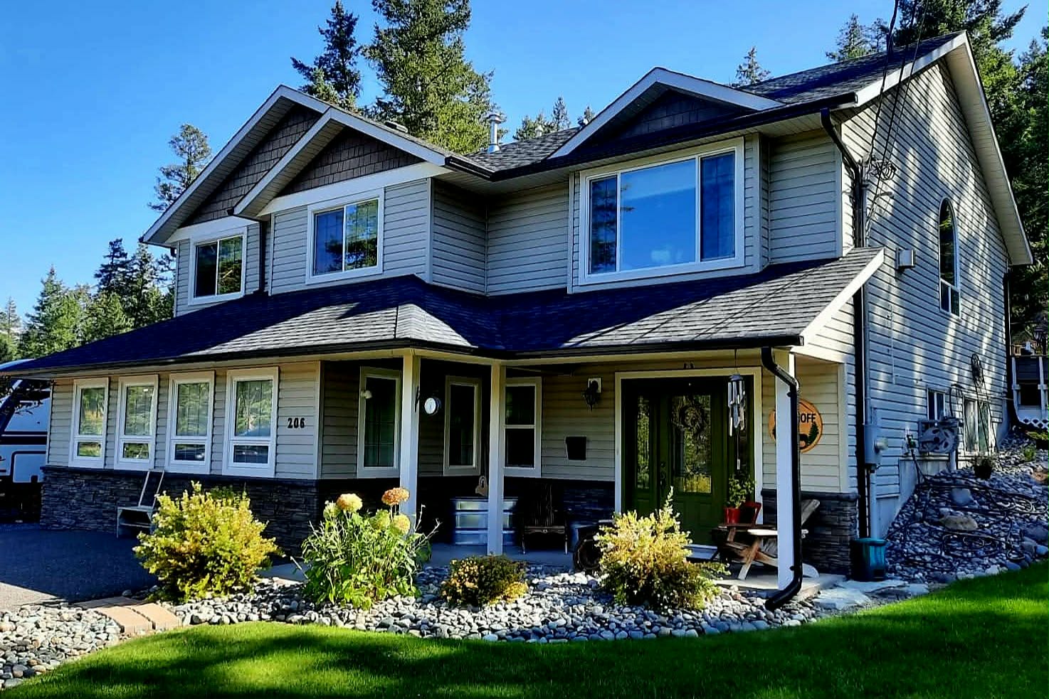 Completed seamless gutter installation on a Cariboo home (photo 16)